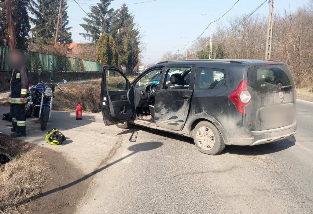 Motor és személygépkocsi ütközött pénteken