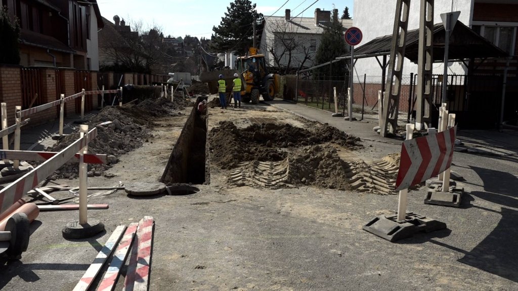 Mályva utca - múlt héten kezdődött a helyreállítás