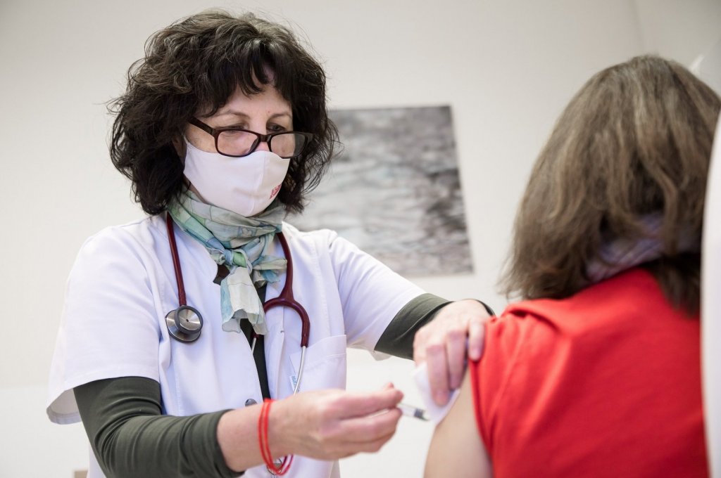 Folyamatosan oltják az időseket és a krónikus betegeket Szentendrén