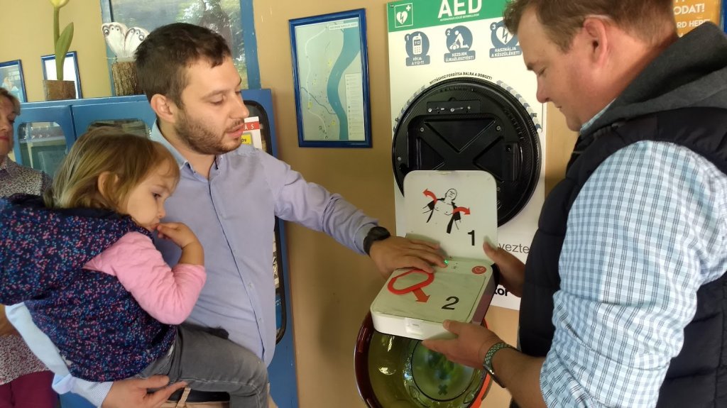 Defibrillátort helyeztek ki a Tourinform Iroda udvarán